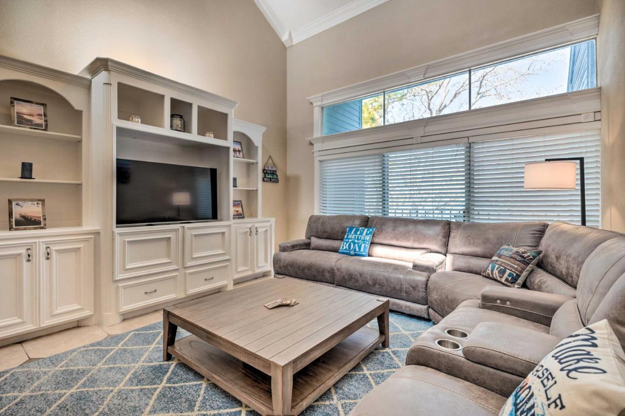 Idyllic Montgomery Condo With Pool And Lake View! Bagian luar foto