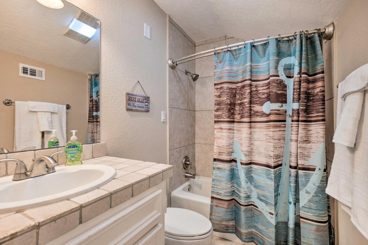 Idyllic Montgomery Condo With Pool And Lake View! Bagian luar foto