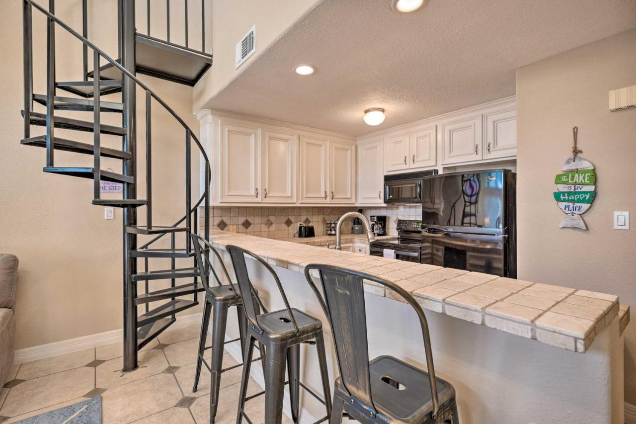 Idyllic Montgomery Condo With Pool And Lake View! Bagian luar foto