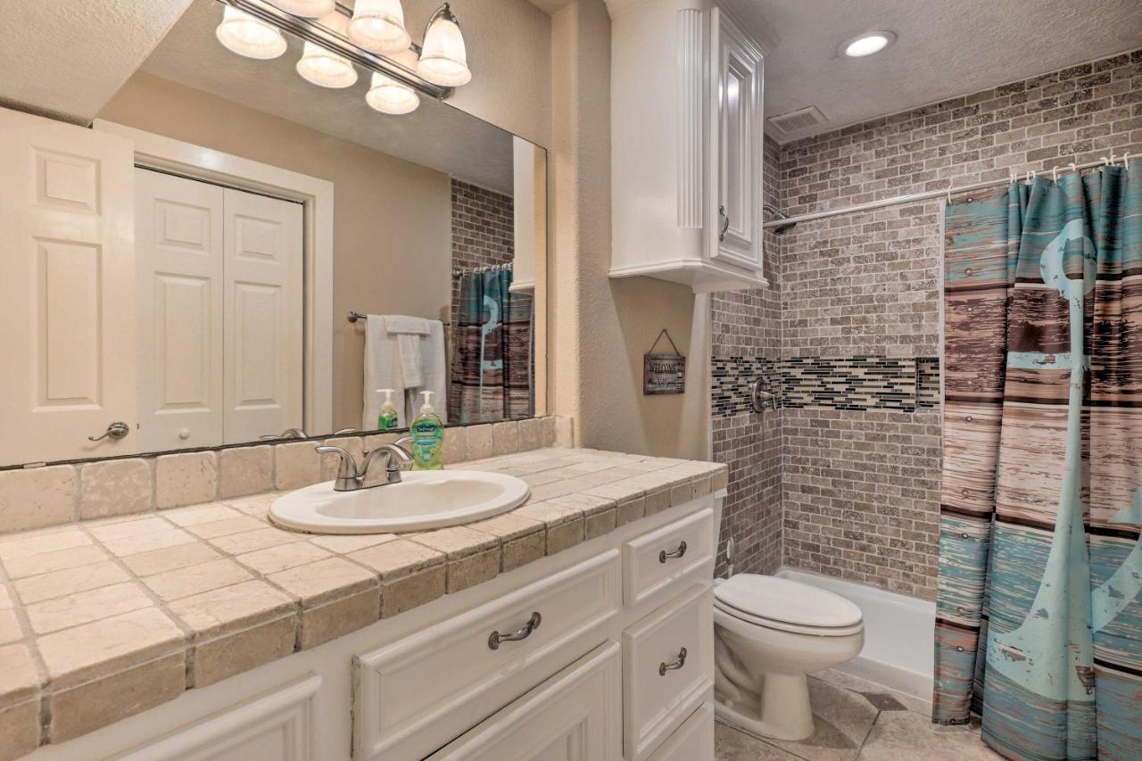 Idyllic Montgomery Condo With Pool And Lake View! Bagian luar foto