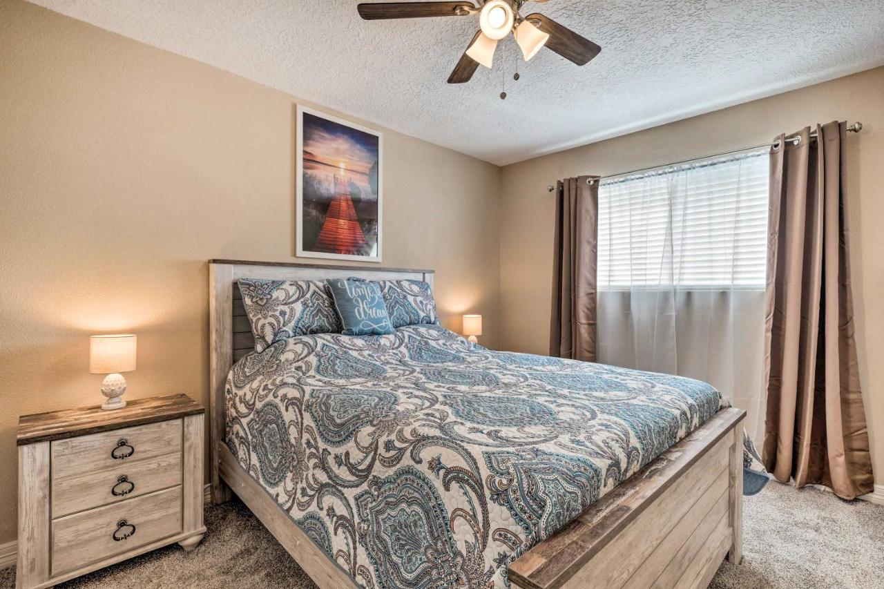 Idyllic Montgomery Condo With Pool And Lake View! Bagian luar foto