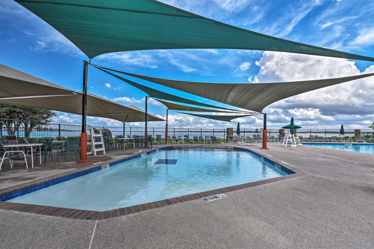 Idyllic Montgomery Condo With Pool And Lake View! Bagian luar foto