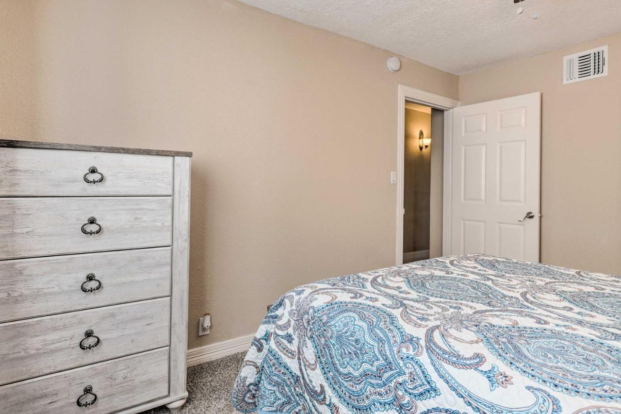 Idyllic Montgomery Condo With Pool And Lake View! Bagian luar foto