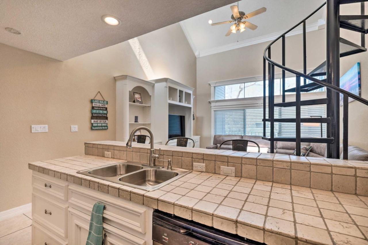 Idyllic Montgomery Condo With Pool And Lake View! Bagian luar foto