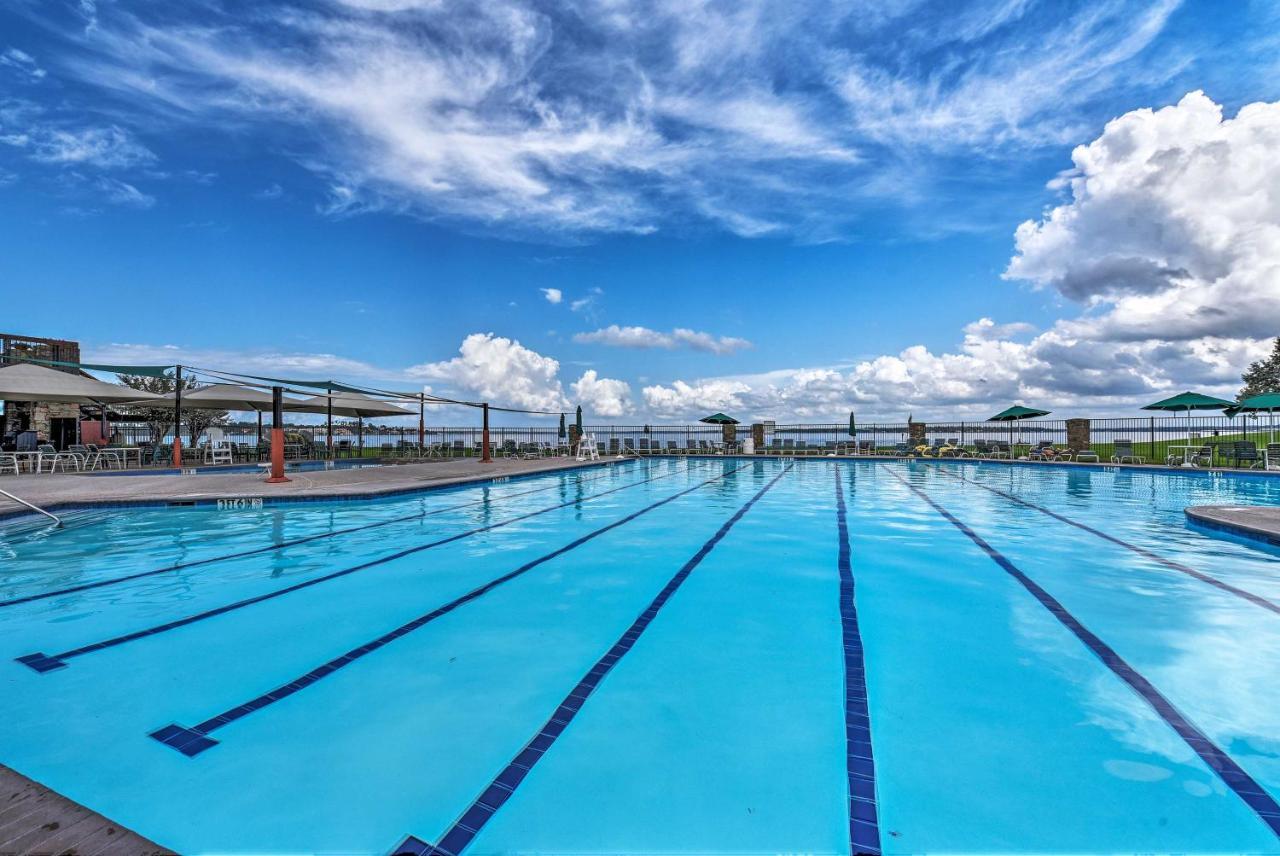Idyllic Montgomery Condo With Pool And Lake View! Bagian luar foto