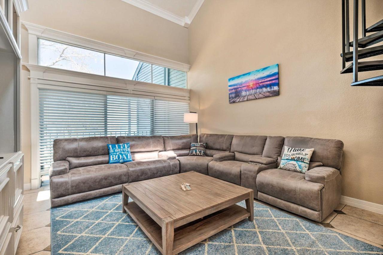 Idyllic Montgomery Condo With Pool And Lake View! Bagian luar foto