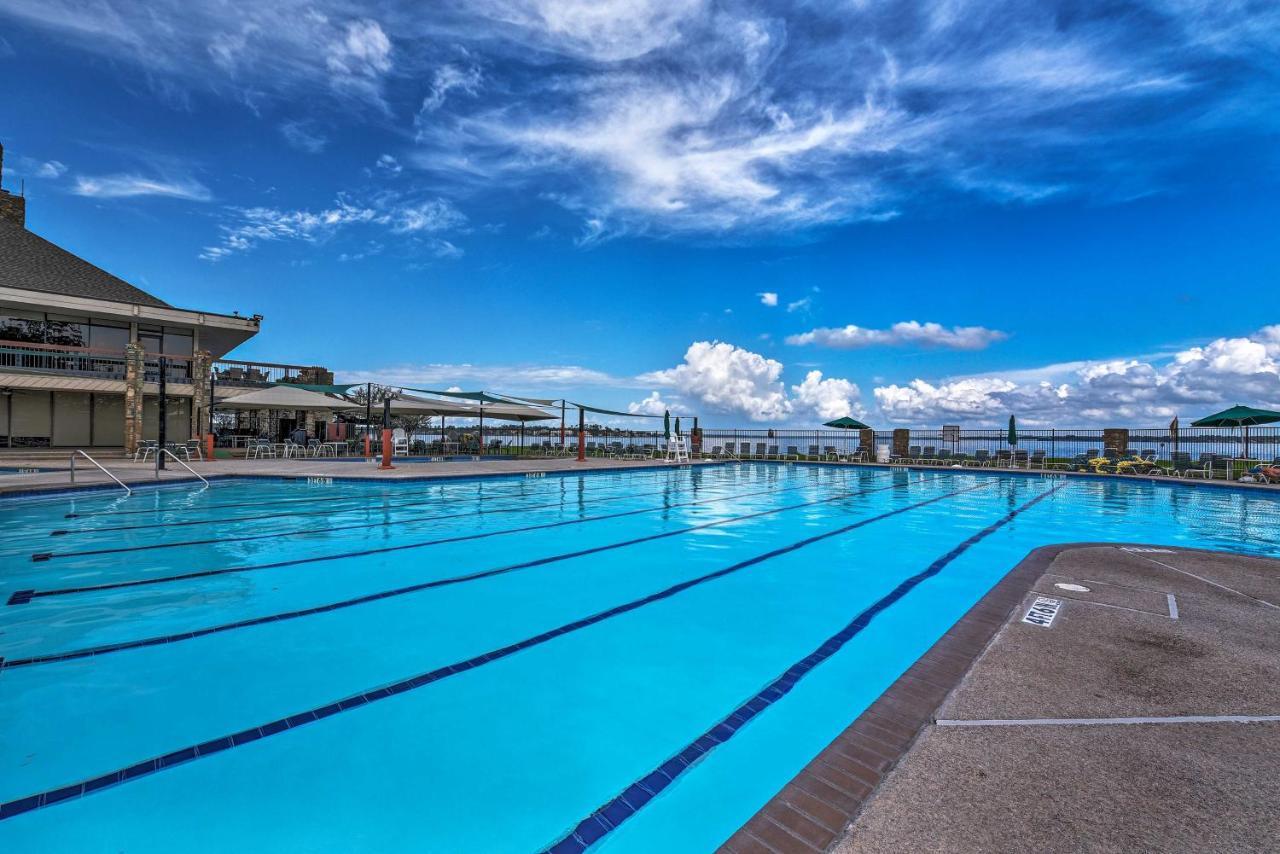 Idyllic Montgomery Condo With Pool And Lake View! Bagian luar foto