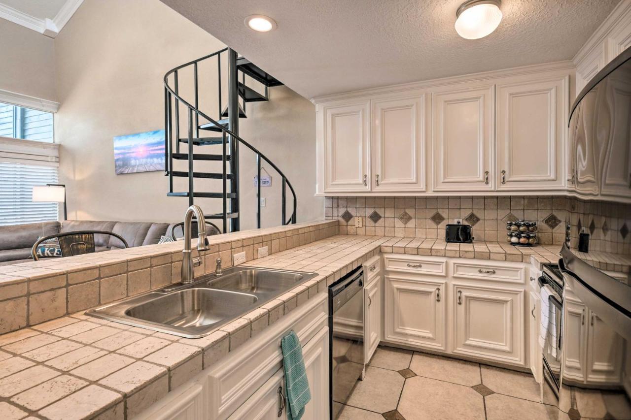 Idyllic Montgomery Condo With Pool And Lake View! Bagian luar foto